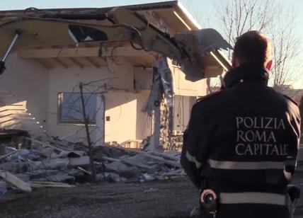 Parco di Centocelle, demolite le case abusive: gru e picconi in via Togliatti
