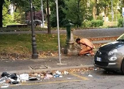 Si aggira nudo per il centro di Milano, Sardone: "Indecente degrado". FOTO Si aggira nudo per il centro di Milano, Sardone: "Indecente degrado". FOTO