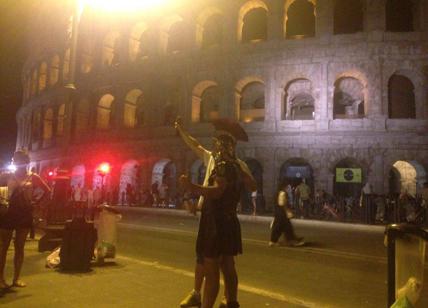 Roma in mano a senzatetto, artisti abusivi e centurioni: anarchia notturna