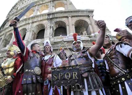 Colosseo: centurioni scatenati. Pure i carabinieri: multe per oltre 2 mila €
