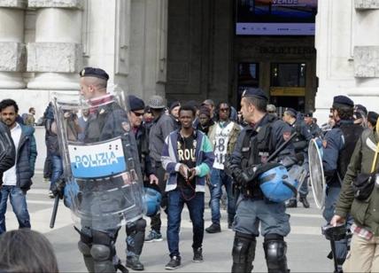 Migranti, marcia "Insieme senza muri". Migliaia di persone in piazza Migranti, marcia "Insieme senza muri". Migliaia di persone in piazza
