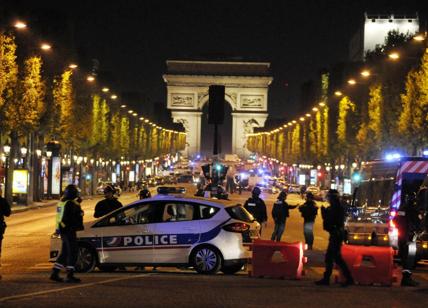 Attentato Parigi, cosí l'Isis vuole influenzare il voto francese Attentato Parigi, cosí l'Isis vuole influenzare il voto francese