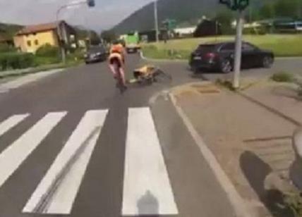 Auto urta ciclista a Brescia, video virale: web si schiera con l'automobilista