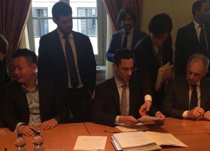 Milan, il club rossonero passa a Yonghong Li. Ecco le firme. Closing imminente Milan, il club rossonero passa a Yonghong Li. Ecco le firme. Closing imminente