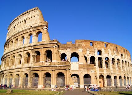 Turisti ubriachi invadono il Colosseo: la notte brava costa 1600 euro di multa