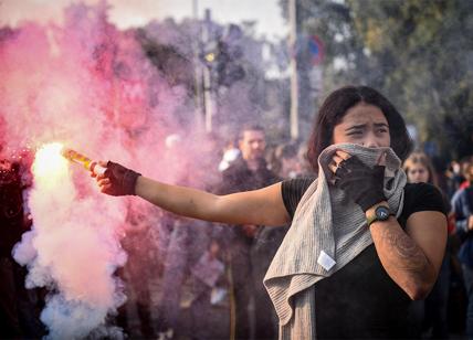 Elezioni Lazio. Casapound e anti-fascisti sfilano in centro: allerta scontri