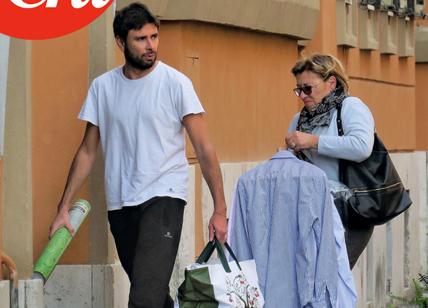 Di Battista (M5S), la mamma gli stira e lava le camicie Di Battista (M5S), la mamma gli stira e lava le camicie