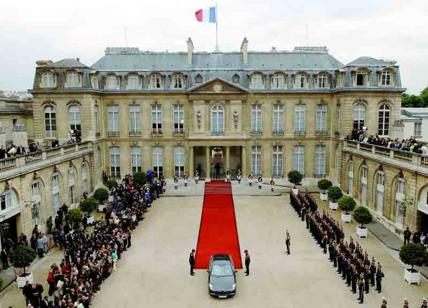 Francia, affluenza in leggero calo alle elezioni presidenziali