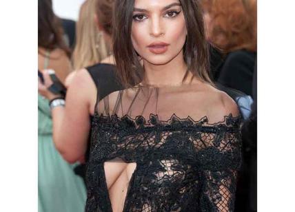 Emily Ratajkowski conquista a Cannes. Topless e abito con oblò. TUTTE LE FOTO