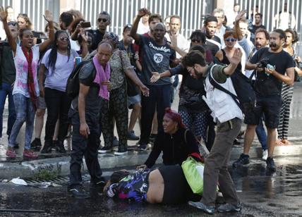 Piazza Indipendenza, 13 feriti dopo le cariche: la maggior parte sono donne