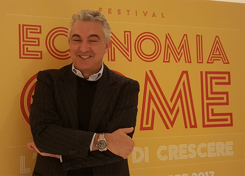 Domenico Arcuri, Amministratore Delegato di Invitalia, davanti al manifesto del Festival Economia COME, il primo Festival economico di Roma, dal 17 al 19 novembre presso l’Auditorium Parco della Musica. Domenico Arcuri, Amministratore Delegato di Invitalia, davanti al manifesto del Festival Economia COME, il primo Festival economico di Roma, dal 17 al 19 novembre presso l’Auditorium Parco della Musica.