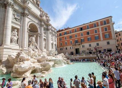 Roma, piedi a bagno nella Fontana di Trevi: turista egiziana multata