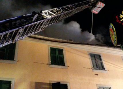 Genova, incendio in una palazzina. La famiglia si lancia dalla finestra