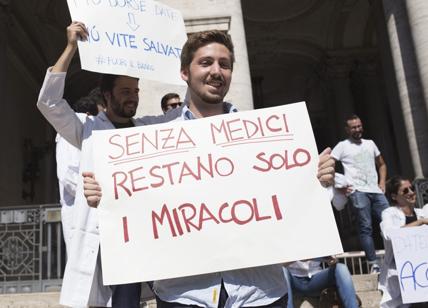 Giovani medici pagati a pizza e birra: follia dello sfruttamento made in Italy
