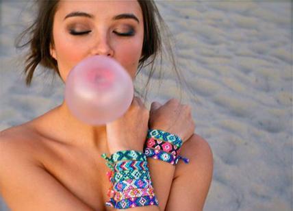 Chewing gum: amico dei baci, ma nemico della salute. Ecco perché può far male