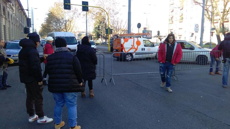 Circensi bloccano piazza Lodi Circensi bloccano piazza Lodi