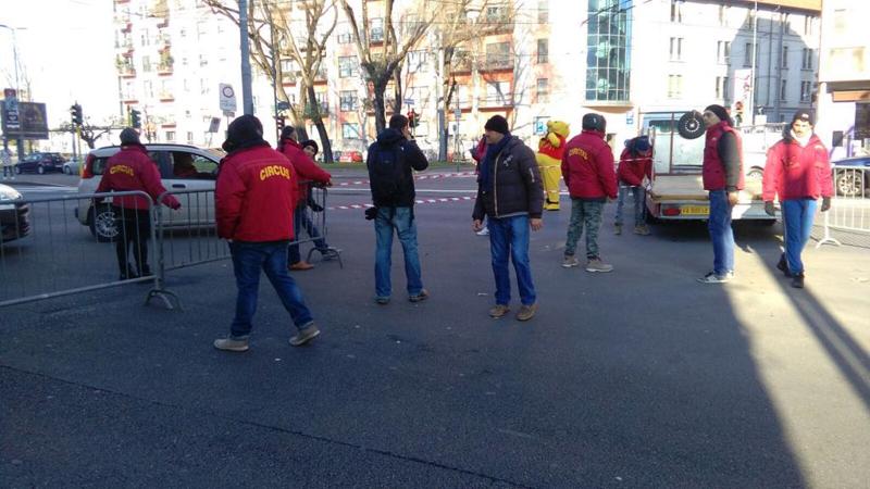 Circensi bloccano piazza Lodi Circensi bloccano piazza Lodi