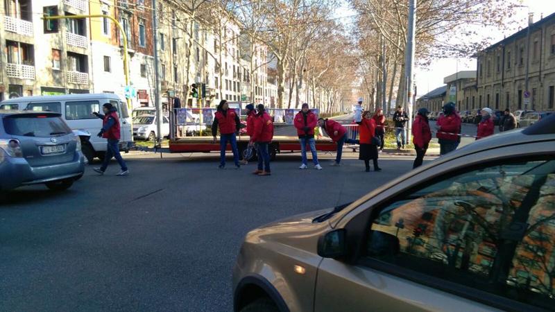 Circensi bloccano piazza Lodi Circensi bloccano piazza Lodi