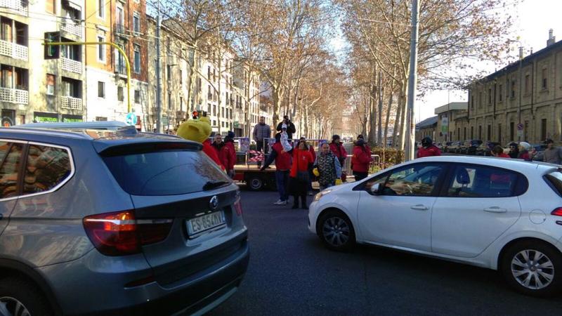 Circensi bloccano piazza Lodi Circensi bloccano piazza Lodi