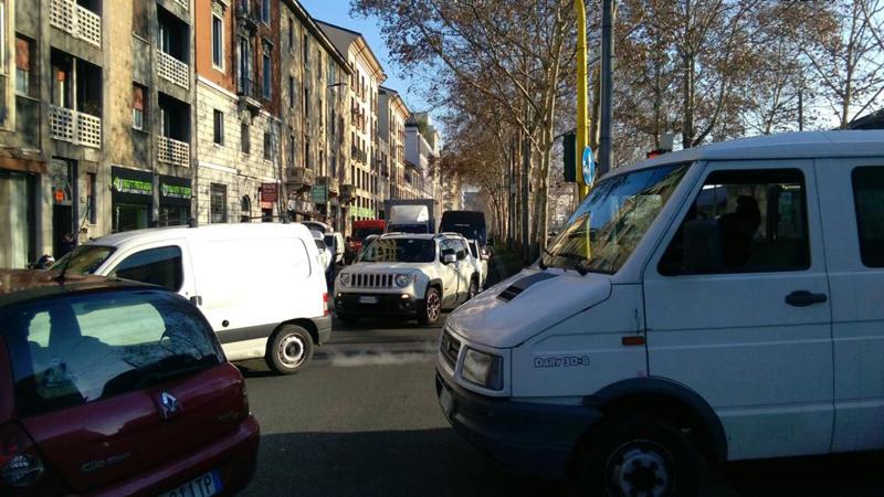 Circensi bloccano piazza Lodi Circensi bloccano piazza Lodi