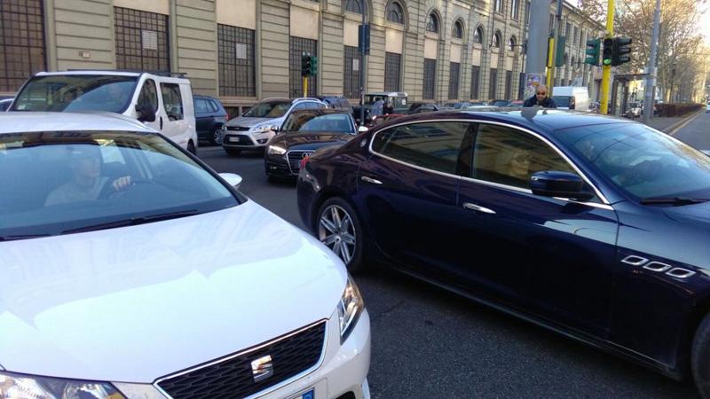Circensi bloccano piazza Lodi Circensi bloccano piazza Lodi