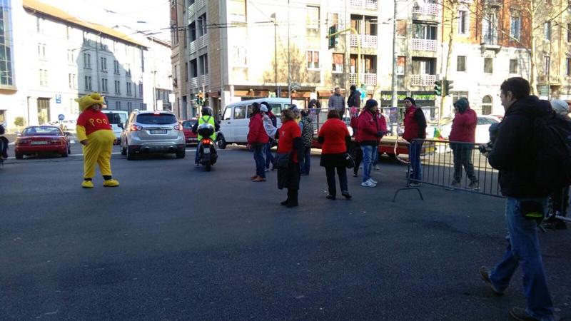 Circensi bloccano piazza Lodi Circensi bloccano piazza Lodi