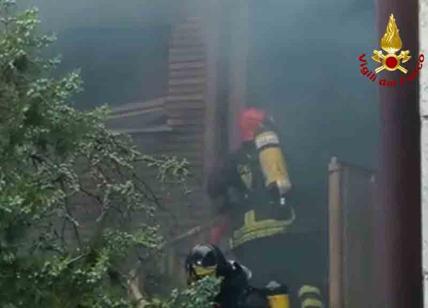 Incendio in una villa, un'altra vittima del fuoco. Tre fuggono dalla finestra