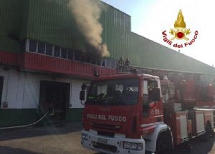 Capannone in fiamme nel Milanese, scuole chiuse a Trezzano sul Naviglio Capannone in fiamme nel Milanese, scuole chiuse a Trezzano sul Naviglio