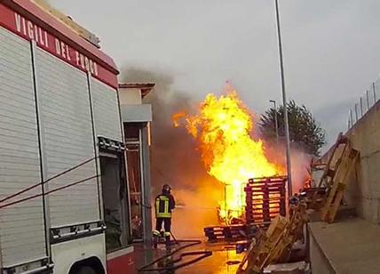 Domenica di terrore a Ciampino, in fiamme il magazzino dei detersivi Maury's