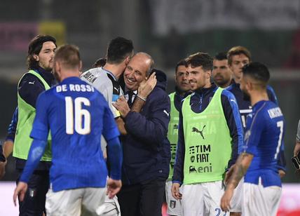 Italia-Albania 2-0, ma la Spagna resta avanti nel gruppo G. Caos fumogeni