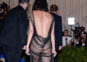 Kendall Jenner senza slip e quasi nuda. E Bella Hadid... Vip senza slip? FOTO