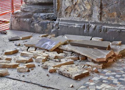 Lastra di marmo crolla su passante, turista americana ferita a Piazza Vittorio