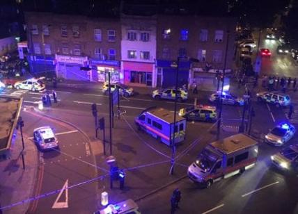 Londra, terrore alla moschea, furgone sulla folla: un morto. Arrestato 48enne Londra, terrore alla moschea, furgone sulla folla: un morto. Arrestato 48enne