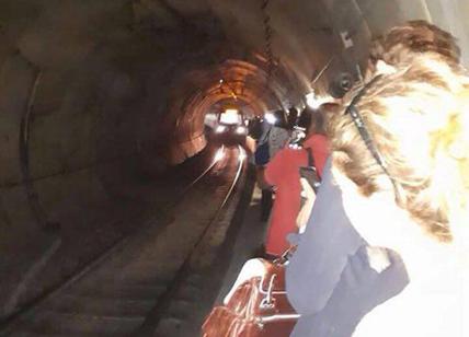 Atac, passeggeri intrappolati in galleria: ancora disagi sulla metro B