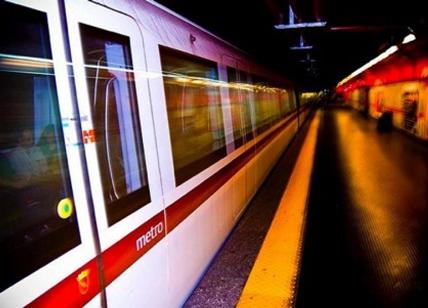 Tragedia sulla Metro A: muore un passeggero. Chiusa la stazione Ponte Lungo