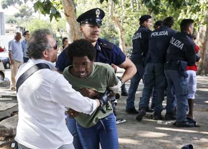 Raggi chiude Roma ai migranti: “Costi sociali devastanti”. Lettera al Prefetto