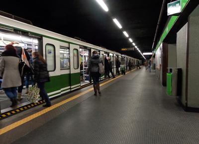 Milano metropolitana Romolo treno