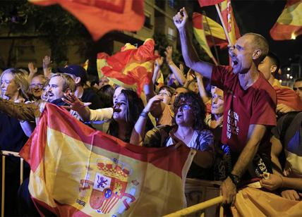 Nazionalisti spagnoli manifestano contro l'indipendenza della Catalogna