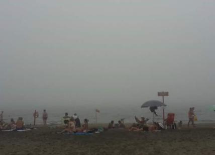 Estate folle, Ostia si sveglia in un banco di nebbia: foschia in spiaggia