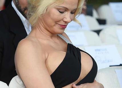 Pamela Anderson prova a sedurre Macron. "Asilo politico per Julian Assange"