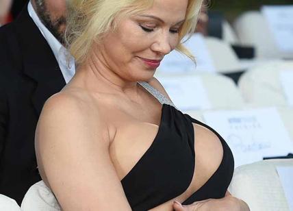 Pamela Anderson prova a sedurre Macron. "Asilo politico per Julian Assange" Pamela Anderson prova a sedurre Macron. "Asilo politico per Julian Assange"