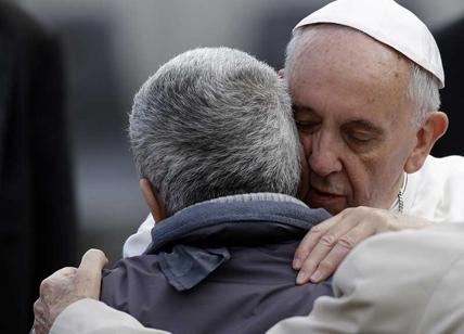 Papa attaccato sui social: "I migranti e rifugiati accoglili tu in Vaticano"