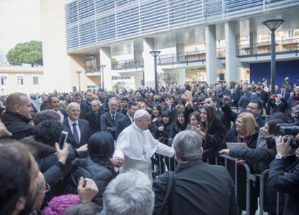 Papa Francesco, bagno di folla e selfie nell'incontro con gli studenti
