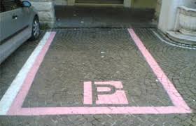 Lega: parcheggi rosa, ma solo per le italiane. Scoppia la polemica