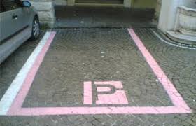 Lega: parcheggi rosa, ma solo per le italiane. Scoppia la polemica Lega: parcheggi rosa, ma solo per le italiane. Scoppia la polemica