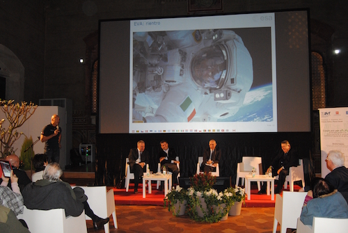 L’astronauta Luca Parmitano, ESA ad un evento UGIS sulla scienza a cui hanno partecipato oltre 400 persone a Piacenza L’astronauta Luca Parmitano, ESA ad un evento UGIS sulla scienza a cui hanno partecipato oltre 400 persone a Piacenza