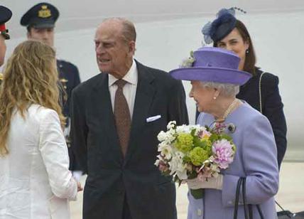 Principe Filippo ancora in ospedale, la regina Elisabetta è "sconvolta" e...