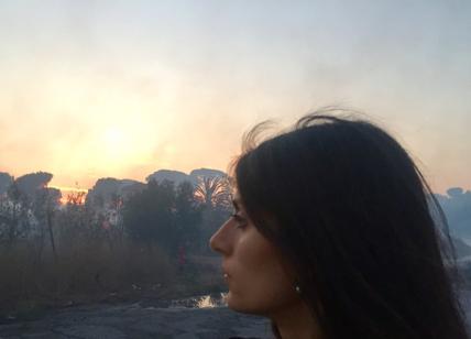 Virginia Raggi e la foto con l'incendio. I social la paragonano a Nerone