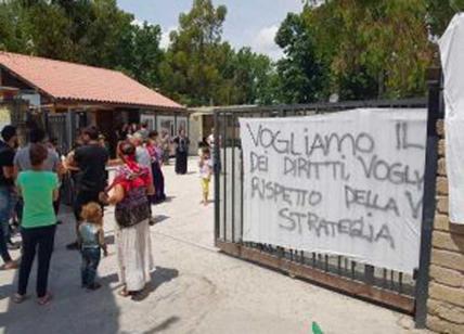Progetto rom, persino i nomadi manifestano contro il piano di Virginia Raggi