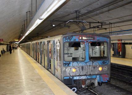 Metro B ferma per guasto tra San Paolo e Castro Pretorio. Assalto alle navette